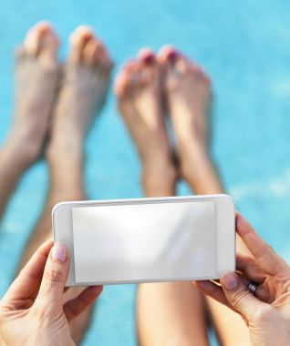 Akıllı telefon kullanan çift 