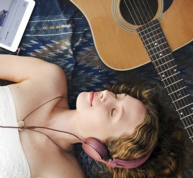 Kafkas bir kadın dinleme müzik, orijinal photoset