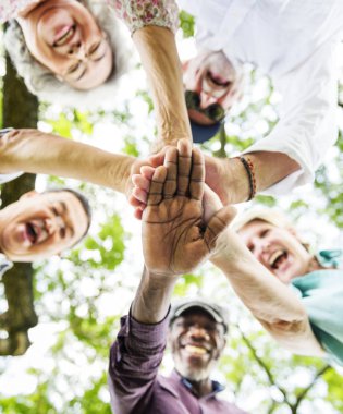 Kıdemli grup insanlar daire ve el ele tutusun, orijinal photoset