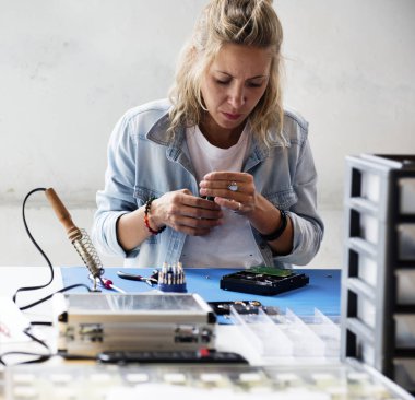 Teknisyen bilgisayarınızın sabit diskinde, özgün çalışma photoset