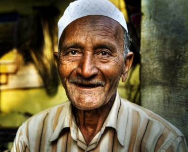 Kamera için orijinal gülümseyerek mutlu Hintli photoset