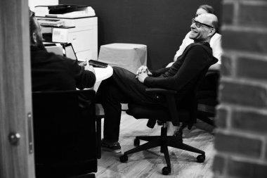 Siyah beyaz görüntü orijinal bir neşeli adamlardan photoset