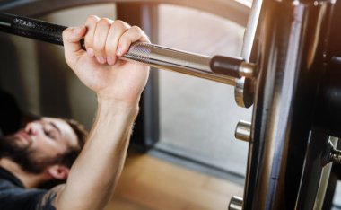 Bir adam ağırlık kaldırıyordu, orijinal photoset