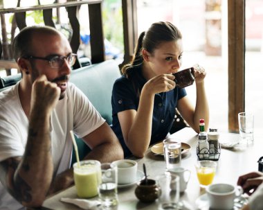 Arkadaşlar, bir restoranda kahvaltı orijinal photoset