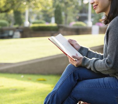 Asyalı kadın defter ile