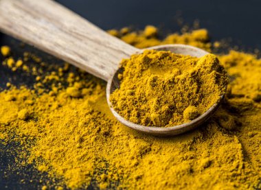 Closeup tumeric toz baharat bir kaşık üzerinde
