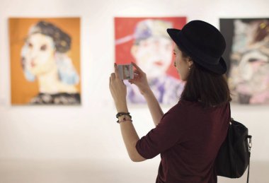 Kadın ziyaret Sanat Galerisi yaşam tarzı kavramı, özgün photoset