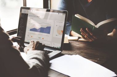 Dizüstü bilgisayarda yazan kadın