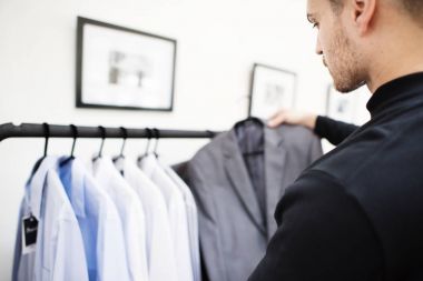 adam seçer bir ceket perakende kumaş Dükkanı, orijinal photoset