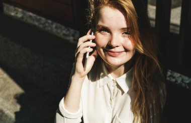 Kadın cep telefonu kullanıyor.