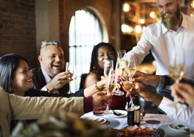 Köpüklü şarap ile kutlama arkadaş