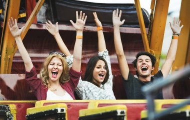 Bir grup arkadaşıyla eğlence parkı, keyif alıyor orijinal photoset