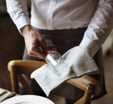 Restoran personeli ayarı tablo almak üzere, özgün restoranda photoset