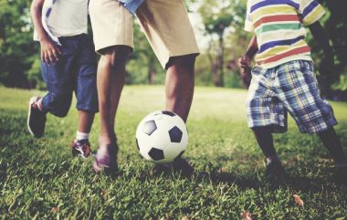 Afrika aile futbol oynarken