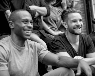 Bir grup arkadaş birlikte eğleniyor.