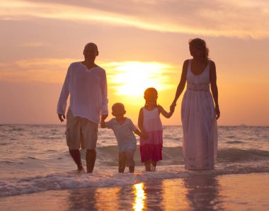 Beyaz aile kavramı, özgün photoset sunset beach adlı keyif alıyor