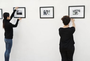 Kadınlar Sergisi, orijinal karelerdeki photoset resimleri bakar