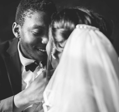 Yeni evli Afrika asıllı gelini