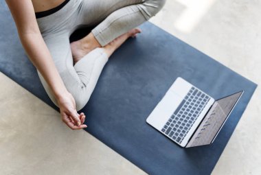 Yoga yapan kadın