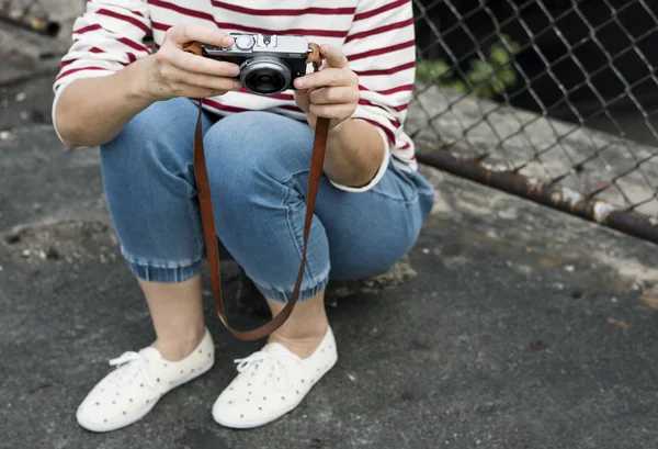 Donna viaggiatore fotografo — Foto Stock