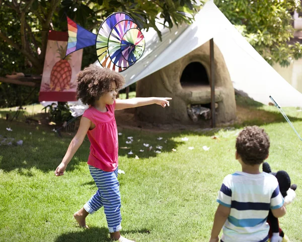 Schwester Und Bruder Spielen Garten Originalfotos — Stockfoto