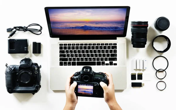 Fotógrafo con equipo de cámara —  Fotos de Stock