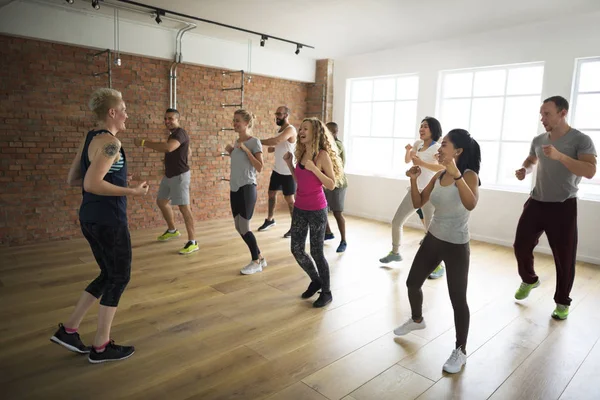 Gruppe Von Menschen Mit Multiethnischer Vielfalt Die Fitnessübungen Machen Originelle — Stockfoto