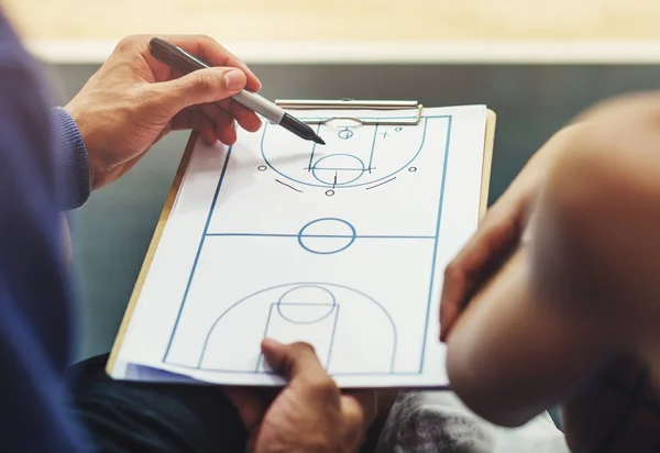 Jogadores no basquete discutindo o plano de jogo — Fotografia de Stock