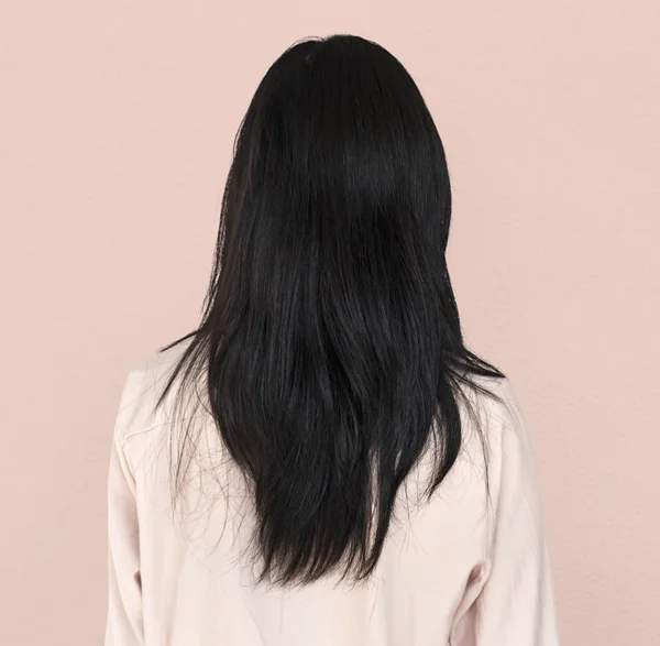 Vista posterior de la mujer con el pelo negro — Foto de Stock