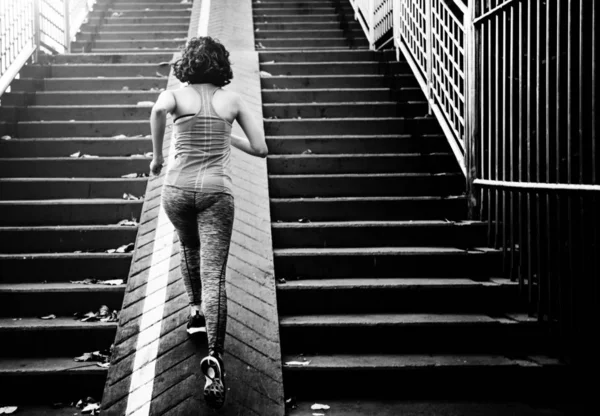 Una Mujer Corriendo Por Ciudad Fotoset Original — Foto de Stock
