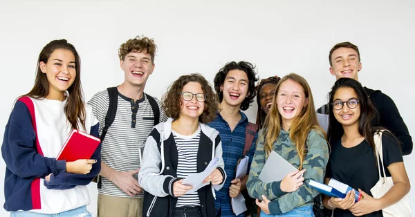 Ritratto Gruppo Sorridente Studenti Isolati Bianco — Foto Stock