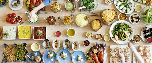 Gruppe Unterschiedlicher Menschen Essen Gemeinsam Mittag Originelle Fotosets — Stockfoto