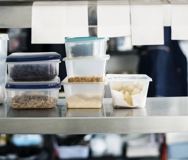 Kochen von Zutaten in der Restaurantküche — Stockfoto