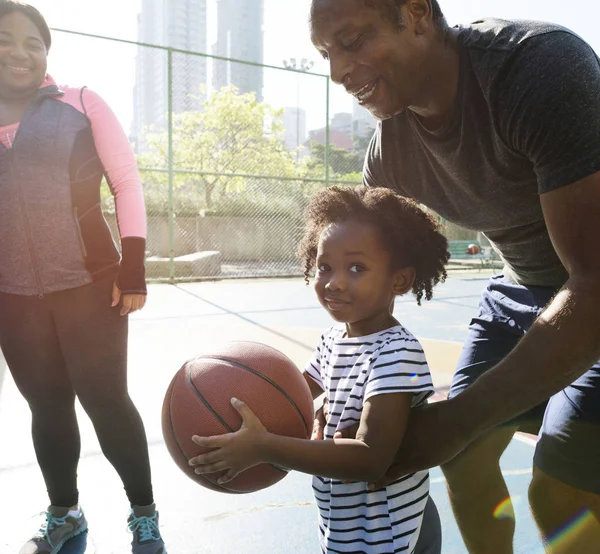 Padre jugando baloncesto con hija — Foto de Stock