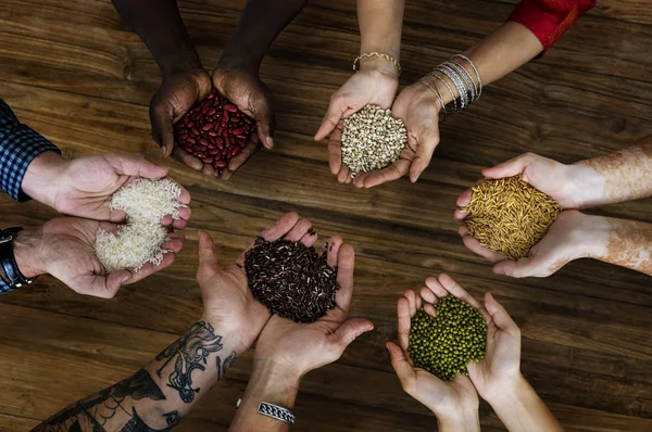 tahıl elinde tutan insanların farklı grup fotoğrafını kırpılmış