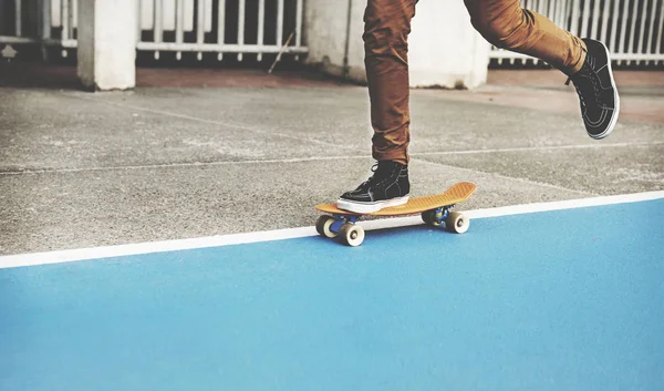 Junger Mann schießt auf Skateboard — Stockfoto