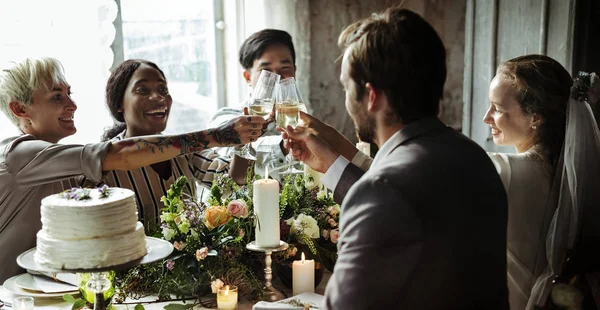 Mensen Die Een Toast Aan Tafel Van Een Bruiloft Origineel — Stockfoto