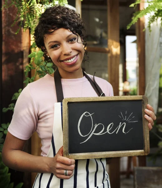 Blackboard Metin Ile Asılı Küçük Çiçek Dükkanı Güzel Afrikalı Kadın — Stok fotoğraf