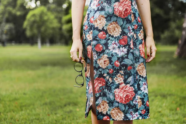 Жінка в квітковому візерунку сукні — стокове фото