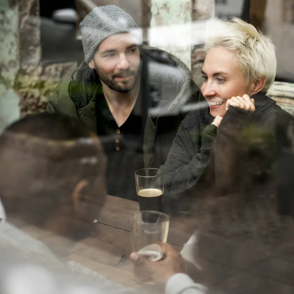 Amigos juntos bebiendo cerveza en el café — Foto de Stock