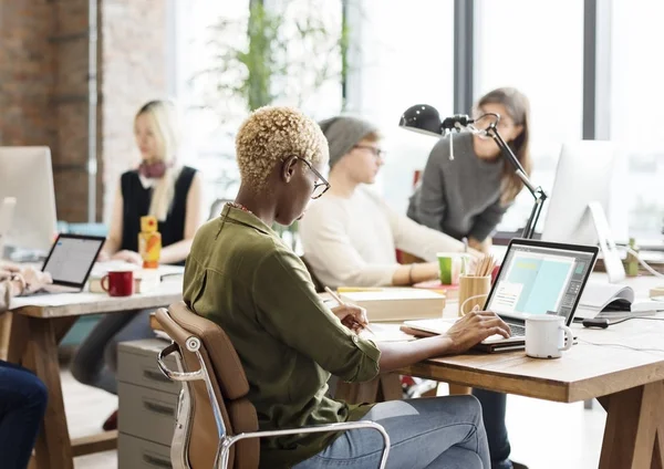 Colleghi d'affari che lavorano in ufficio — Foto Stock