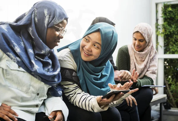 Gruppen Studenter Med Mobiltelefon Original Fotosätta — Stockfoto