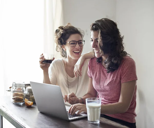 Lesbiene cuplu petrece timp împreună — Fotografie, imagine de stoc