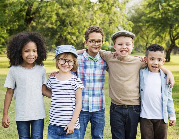 Mutlu çocuklar parkta, özgün photoset