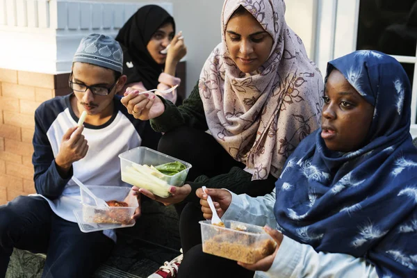 Grupp Olika Elever Har Lunch Tillsammans Ursprungliga Fotosätta — Stockfoto