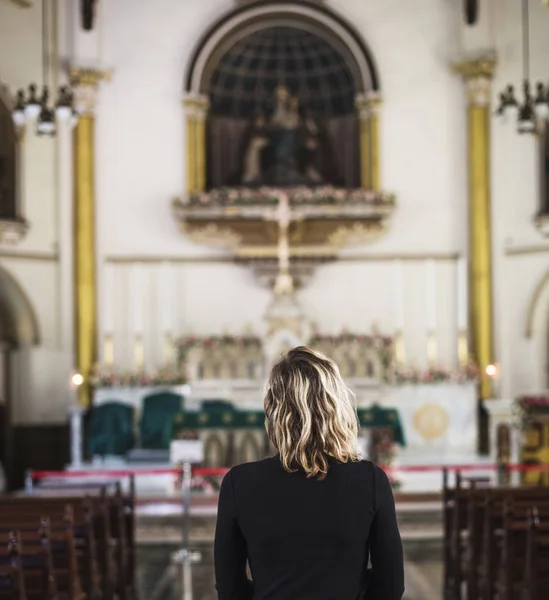 Vrouw nieuwsgierige in kerk — Stockfoto