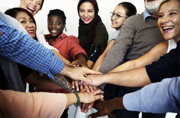 Grupo de personas multiétnicas de diversidad juntas — Foto de Stock