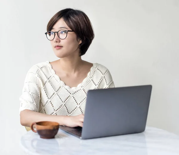 Aziatische Vrouw Met Behulp Van Laptop Origineel Photoset — Stockfoto