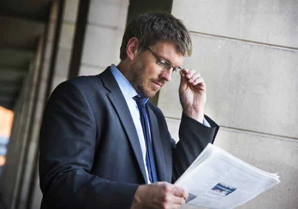 işadamı okuma gazete