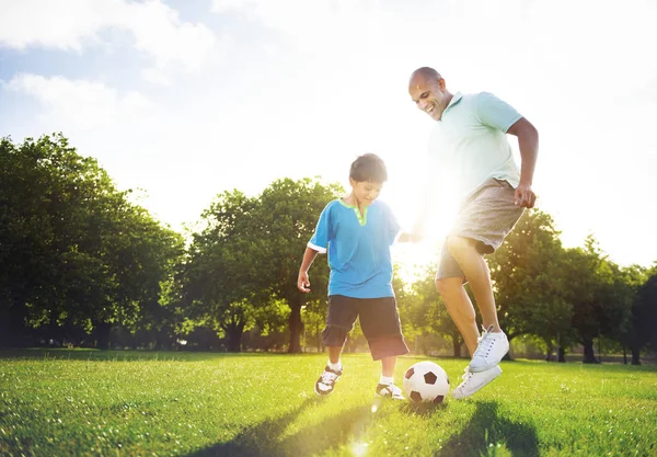 küçük çocuk babası Park ile birlikte futbol oynamak